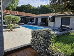 Villa moderne à Soustons avec piscine chauffée, 3 chambres et cuisine extérieure, animaux acceptés - FR-1-379-167